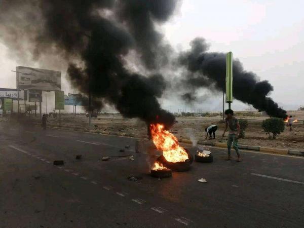 الاحتجاجات الشعبية تتواصل في عدن دعوات للحكومة بتحسين الخدمات وتوفير المشتقات النفطية 