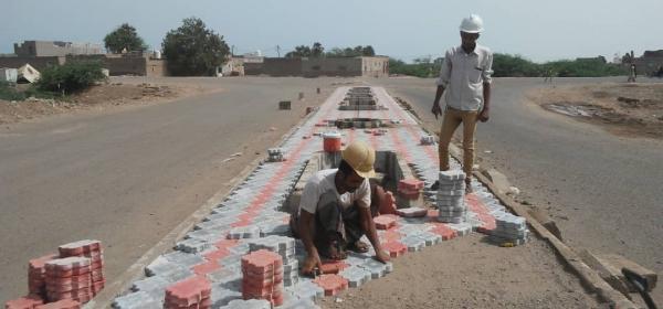 المخا.. الصندوق الاجتماعي يبدأ برصف الجزر الوسطية لأحد الشوارع وترميم مدرسة الكويت