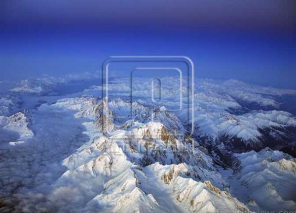 كارثة مناخية.. تغيير المناخ يهدد السلسلة الجبلية الأشهر في العالم