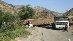 انقلاب شاحنة توقف حركة سير المركبات بين محافظتي إب والحديدة 