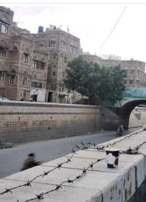 مليشيا الحوثي تضع أسلاك شائكة على سائلة صنعاء لمنع العوائل من التنزه