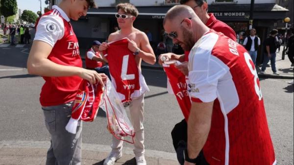 أرسنال يوقف بيع قميصه الخاص بالموسم المقبل بسبب خطأ فادح