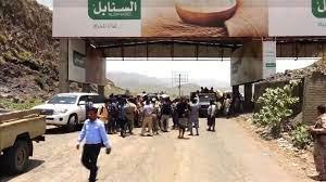 توجيهات بالإفراج عن شاحنات محتجزة في جمرك استحدثته قوات الإصلاح بتعز