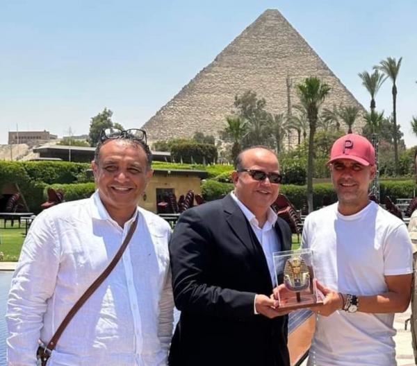 بعد الثلاثية التاريخية مع "السيتي".. جوارديولا يستجم في مصر