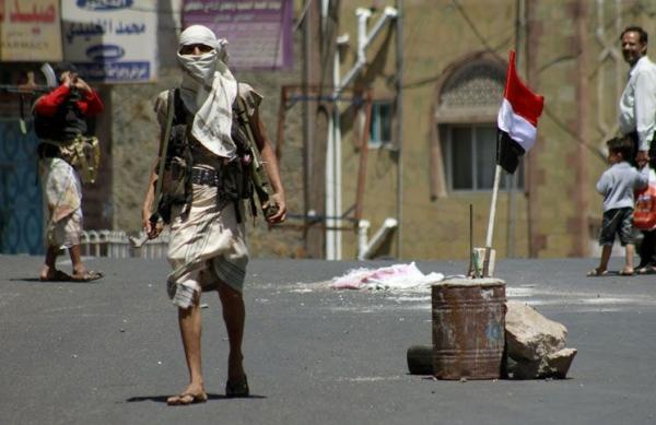 عصابة مسلحة تعذب شابا وتطلق عليه الرصاص وسط مدينة تعز