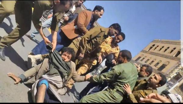 تعرض سائق دراجة نارية للسحل من عصابة الحوثي في مرور صنعاء