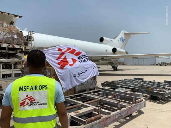 عدن.. أطباء بلا حدود تُسَلم 18 طناً أجهزة ومعدات طبية لليمن