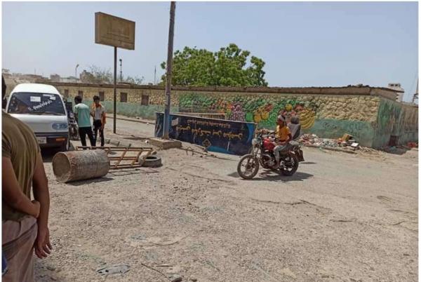 امن عدن يفتح شارع اغلقه  محتجون بسبب غياب الكهرباء 