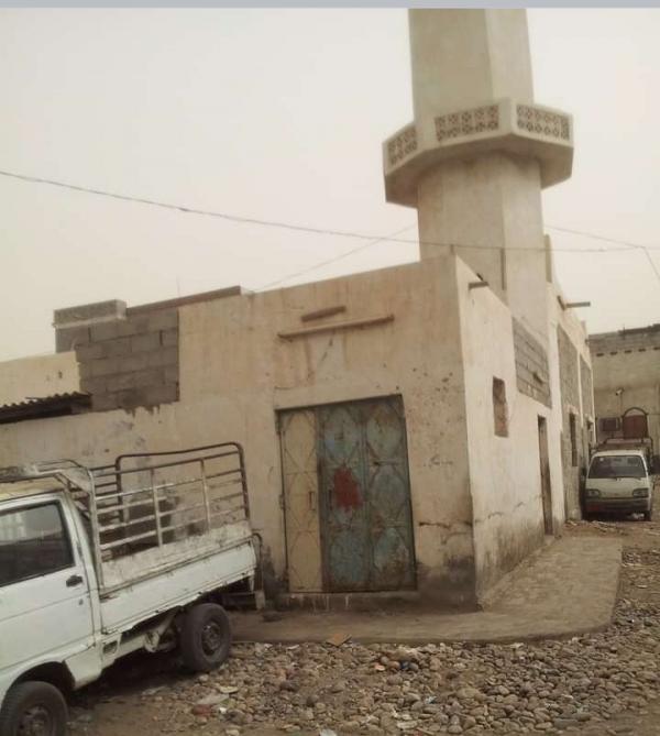 عصابة الحوثي تغلق مسجدا بالحديدة وتحوله لمخزن خاص بهم