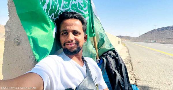 لأداء الحج.. باكستاني يقطع المسافة إلى مكة سيرًا على الأقدام