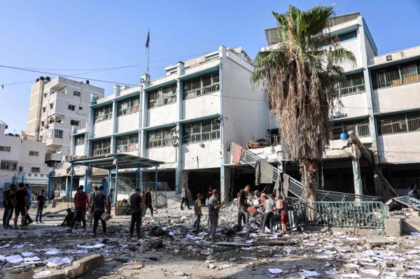 استهداف مدرستين ومخيم بغزة.. وبايدن متمسك بالصفقة