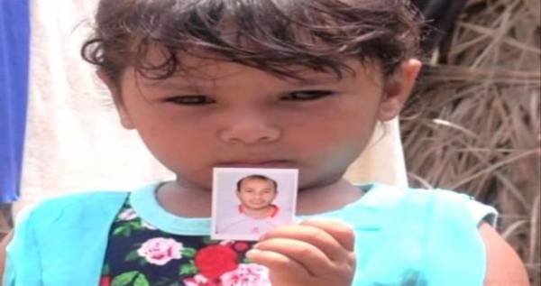 صورة مؤثرة لطفلة عذبت مليشيا الحـوثي والدها الأسير حتى الموت تشعل مواقع التواصل الاجتماعي..!
