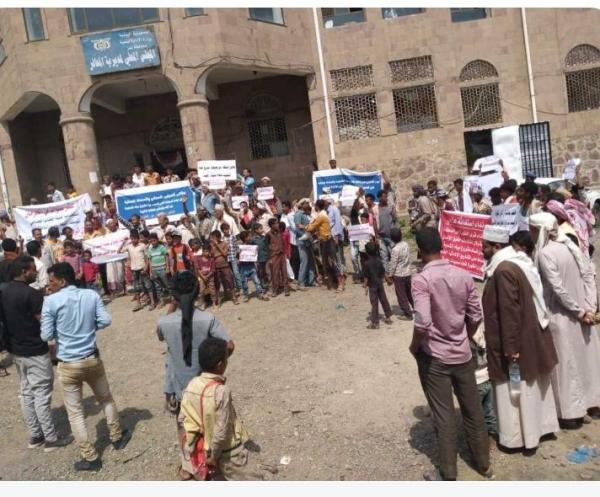 احتجاجية في معافر تعز تندد بعرقلة مشروع مياه على تكلفة الكويت