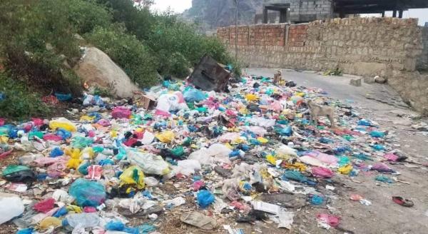 تعز تستقبل العيد بأكوام من القمامة.