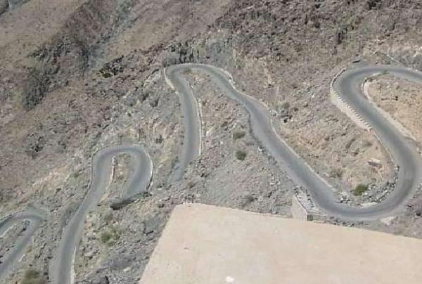 مليشيا الحوثي تقصف مواقع القوات الحكومية في عقبة المحلحل بأبين 