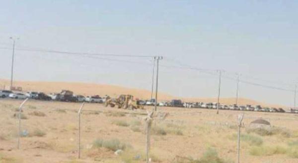 تكدس المئات من سيارات المغتربين اليمنيين العادئين من السعودية عبر منفذ الوديعة 