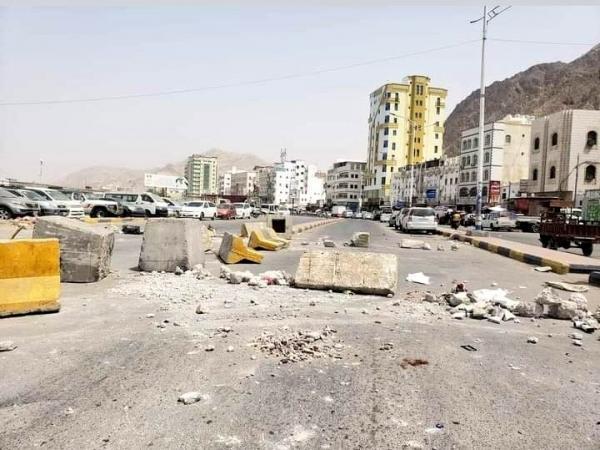 تظاهرة غاضبة في المكلا احتجاجا على انقطاع الكهرباء والتردي الاقتصادي