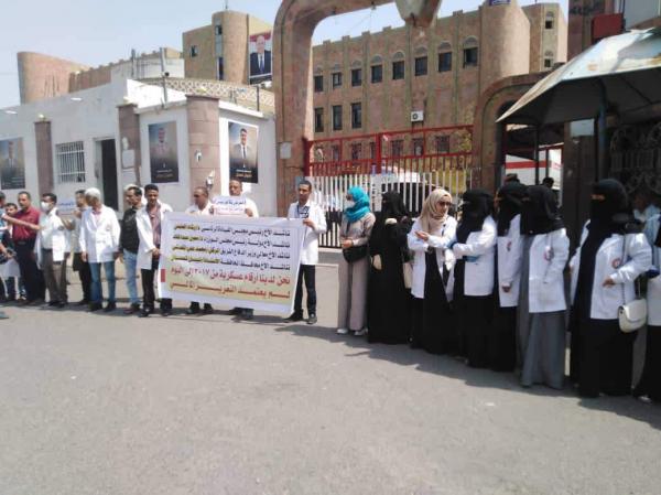 مدير المستشفى العسكري يحرم نازحي تعز من رواتبهم 