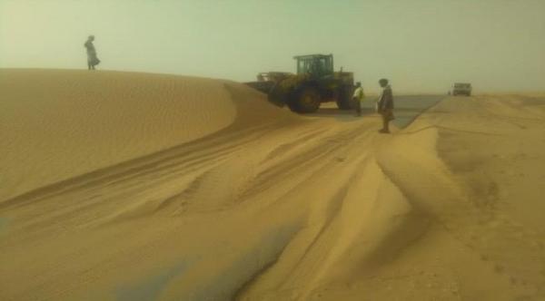 صيانة ورفع الرمال المتحركة من الطريق الدولي بشبوة