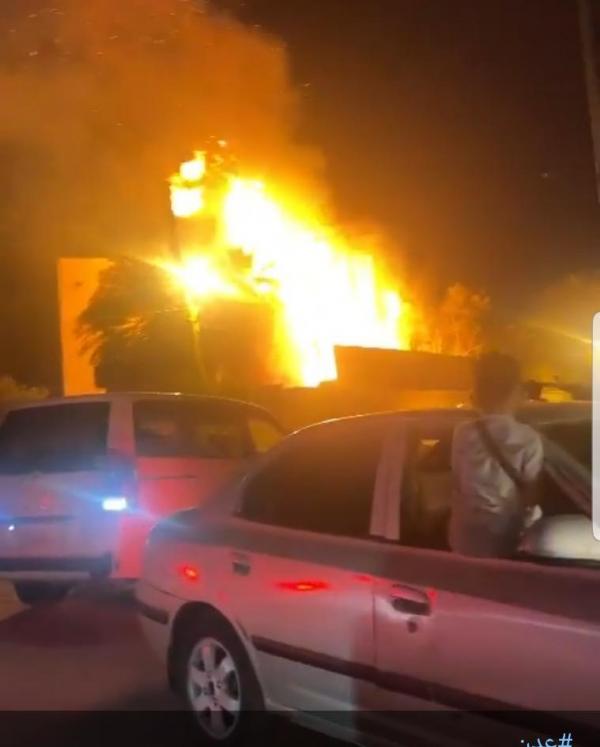 كوم اشجار يابسة تتسبب بحريق مبنى القنصلية الروسية في عدن