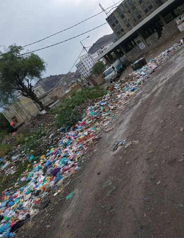 مليشيا الحوثي تنهب إيرادات تحسين تعز وتترك القمامة تتكدس في الحوبان 