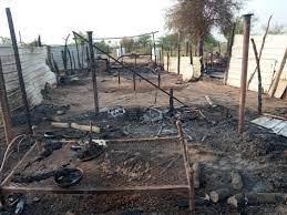 حريق يلتهم مخيم للنازحين شمال الحديدة 