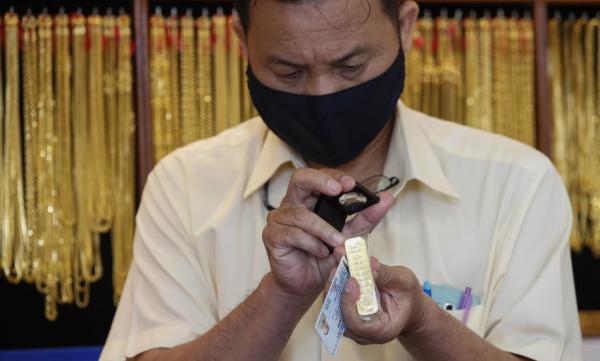 الذهب يهبط دون مستوى 1800 دولار