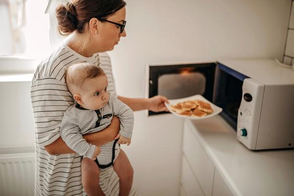 دراسة جديدة تحذر من خطر يسببه استخدام الميكروويف في تسخين أطعمة الأطفال
