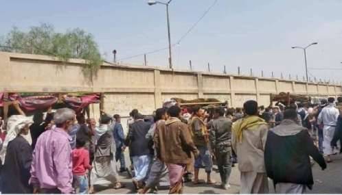 في أجواء حزينة.. صنعاء تشيع 3 فتيات قتلن على يد أبيهن إلى مثواهن الأخير..!