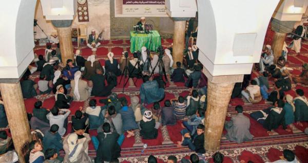 مشرفو الحوثي يصادرون رواتب معلمي عمران بحجة عدم مشاركتهم بالمعسكرات الصيفية 