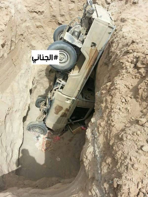 شاهد بالصورة.. طقم حوثي يحمل اسلحة للمليشيات يسقط في خندقها المحفور حديثاً بالحديدة