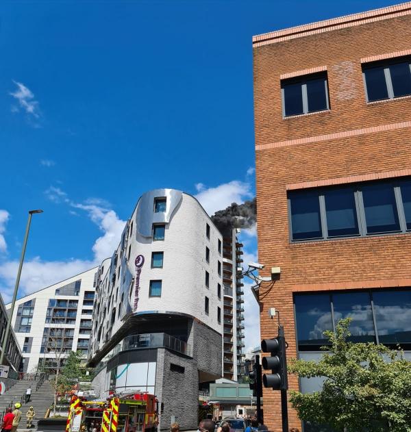 80 رجل إطفاء يكافحون لإخماد حريق بمبنى سكني في لندن