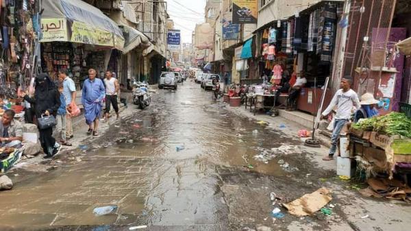 طفح المجاري في شوارع تعز يهدد بانتشار الأمراض والأوبئة 