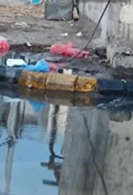 بحيرة من المجاري تغرق حي نجوى مكاو بعدن
