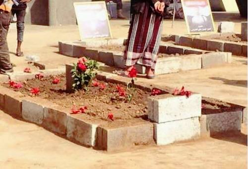 وصفوه بثاني منجز بعد "المقابر الجماعية".. ناشطون يسخرون من إضاءة المليشيا لقبر الصريع "الصماد" مع انقطاع الكهرباء وعدم صرف المرتبات (صورة)