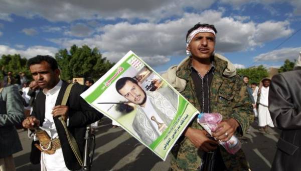 المليشيا تفاجئ المبعوث الأممي بالتراجع عن القبول بالانسحاب من الحديدة وتسليم الميناء.. وقيادي حوثي بارز يكشف موقفها الطارئ (تفاصيل)
