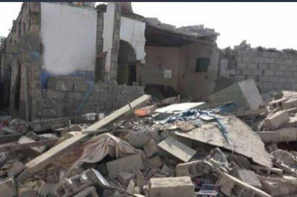 في جريمة جديدة بحق المدنيين.. مليشيا الحوثي تفجر مبنى سكنياً تابع لأحد المواطنين في ضواحي حيس بالحديدة..!