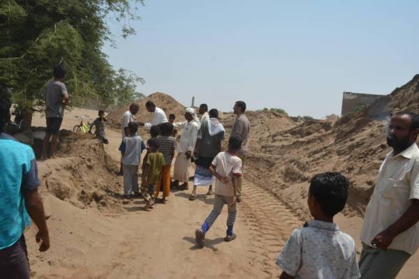 شاهد بالصور.. بتوجيهات من العميد/ طارق صالح.. إزالة الكثبان الرملية من منازل قرية "الشاذلية" بالساحل الغربي.. (صور)