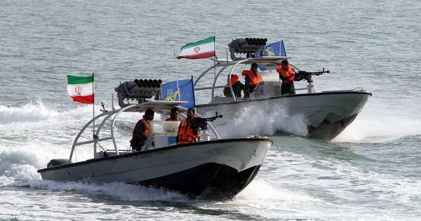 البحرية الأميركية: الحرس الثوري احتجز سفينة تجارية بخليج عمان
