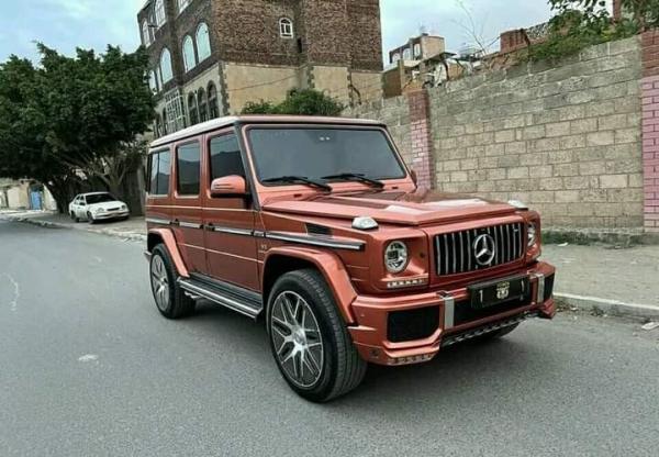 أموال اليمنيين في شوارع صنعاء.. أبناء قيادات عصابة الحوثي يتنافسون على شراء أحدث السيارات في العالم 