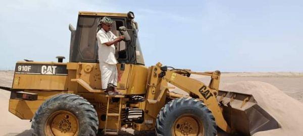 بتوجيهات من المحافظ.. محلي الخوخة ينفذ حملة لإزالة أكوام الأتربة من طريق حيس - الخوخة 