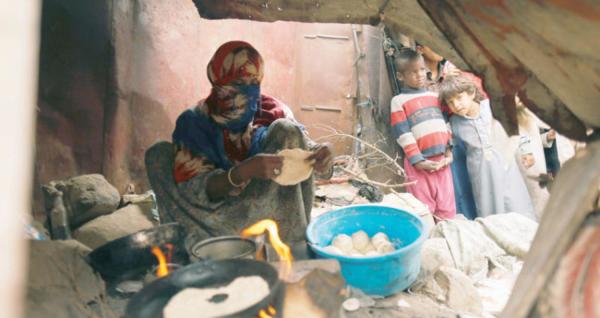 اقتصاديون: تراخي حكومة معين في معالجة الوضع الاقتصادي ينذر بثورة جياع 