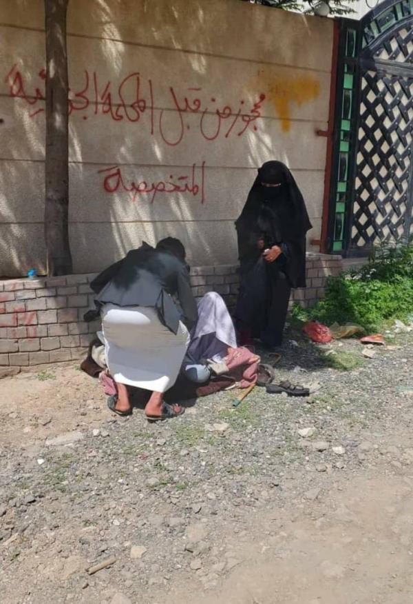 عصابة الحوثي تنهب منزل أحد الوجاهات الاجتماعية بعمران وتطرد أسرته إلى الشارع 