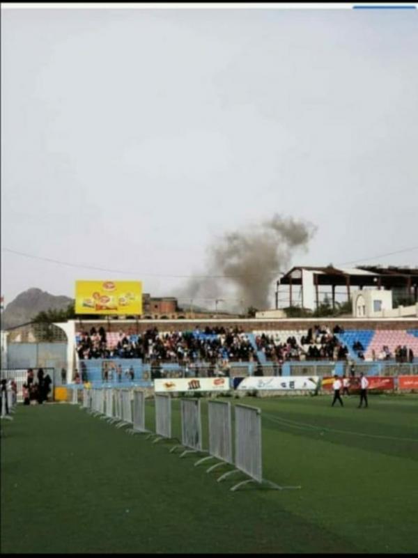 قنبلة صوتية تستهدف مهرجانا غنائيا في ملعب الشهداء بتعز