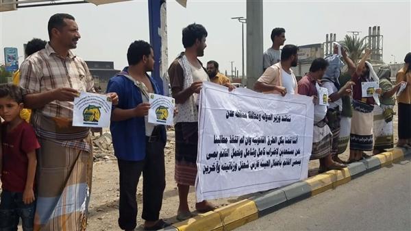وقفة احتجاجية لسائقي النقل الثقيل بعدن للمطالبة بوقف الجبايات غير القانونية