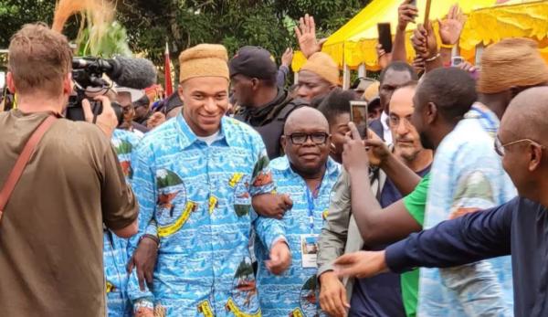 الكاميرون تزيد من حدة التوتر بين باريس ومبابي