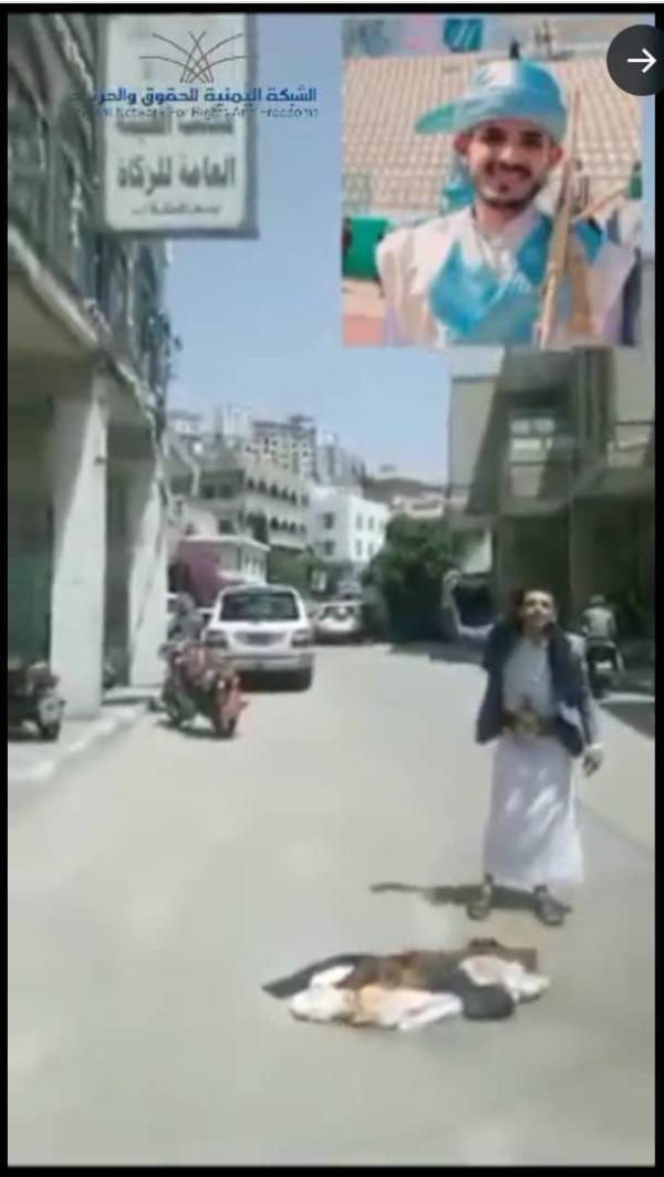 شاب يحرق ملابس الزفاف الجماعي لعصابة الحوثي في إب