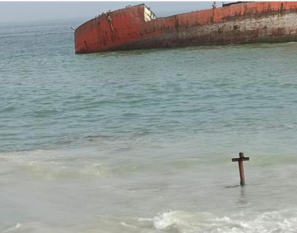 تلويث سفينة جانحة سواحل المكلا بالوقود يهدد بإلغاء موسم البلدة