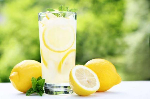 أهمها طرد السموم.. عصير الليمون كنز من الفوائد الصحية