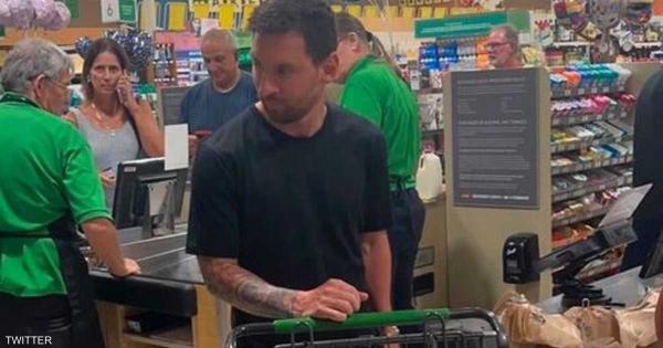 صورة تكشف الكثير عن حياته الجديدة.. ميسي في "سوبر ماركت"